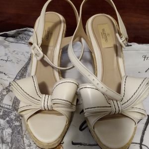 Authentic Valentino Garavani Beige Bow Wedges